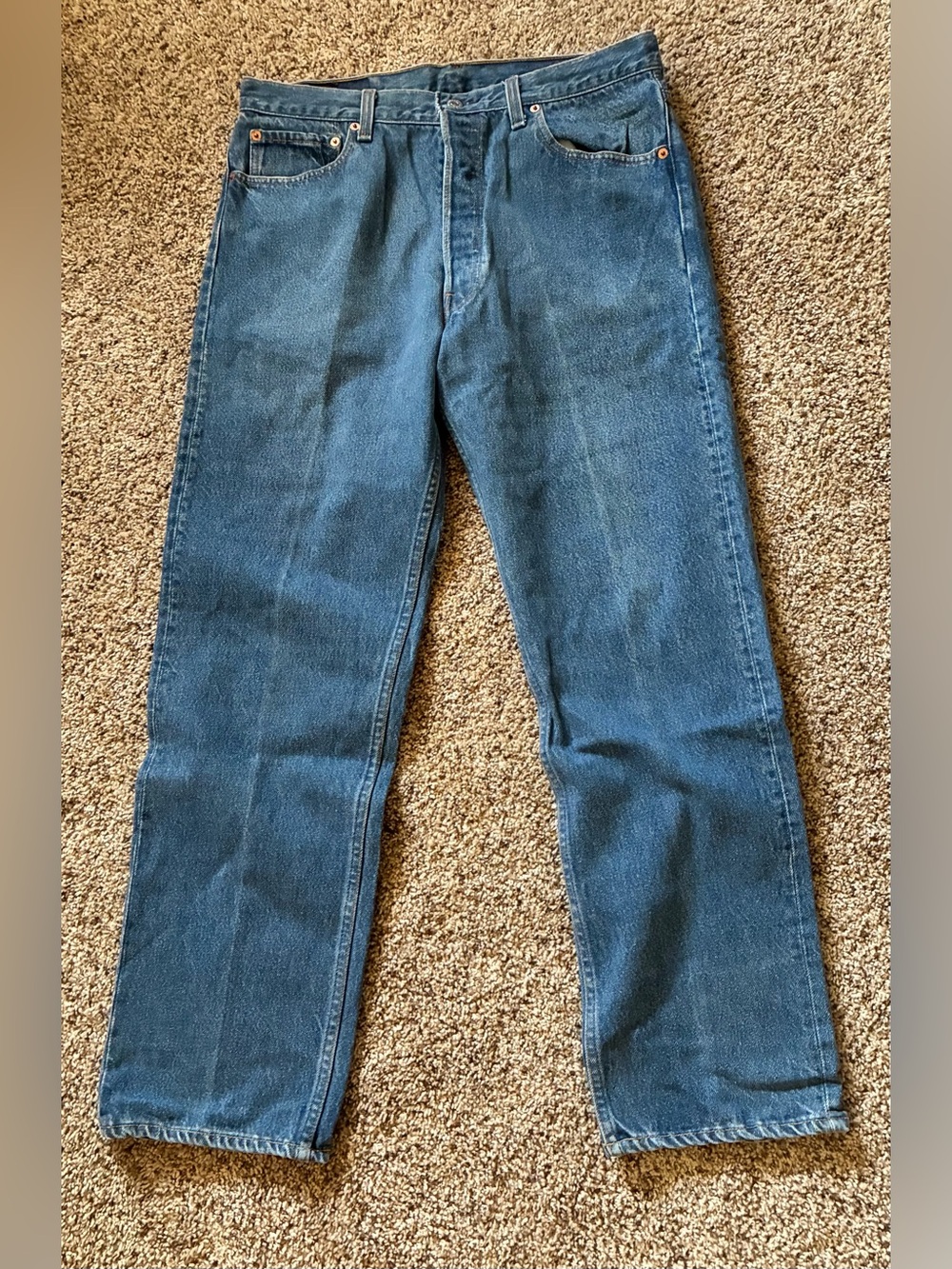 Vintage 1993 Levi's 501 Made in USA
Jeans Tag 36x33 (Measures 35-36x29 1/2)